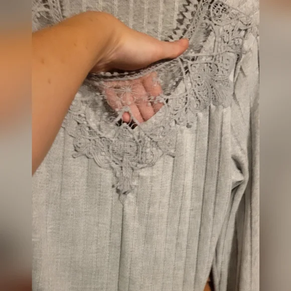 This is a grey long-sleeve ribbed knit sweater top with a lace trim v-neck. Sz L - Picture 4 of 9